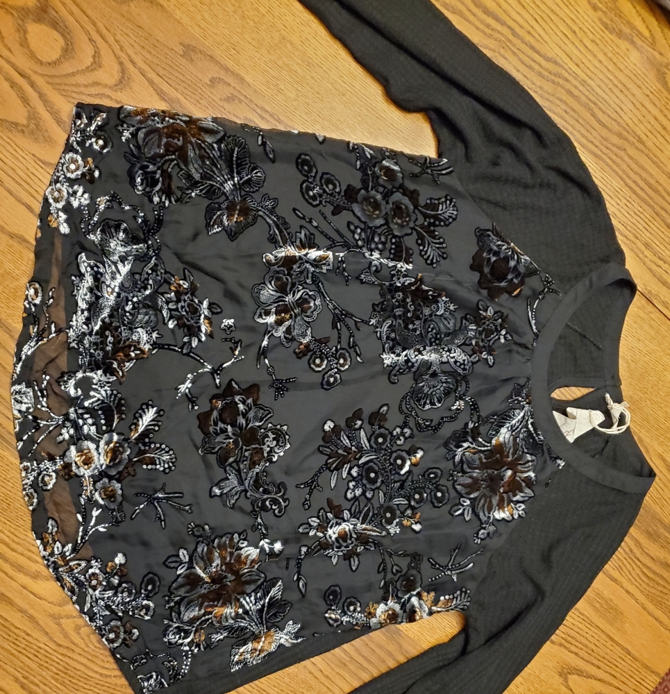 Mystree NWT long sleeve beautiful top